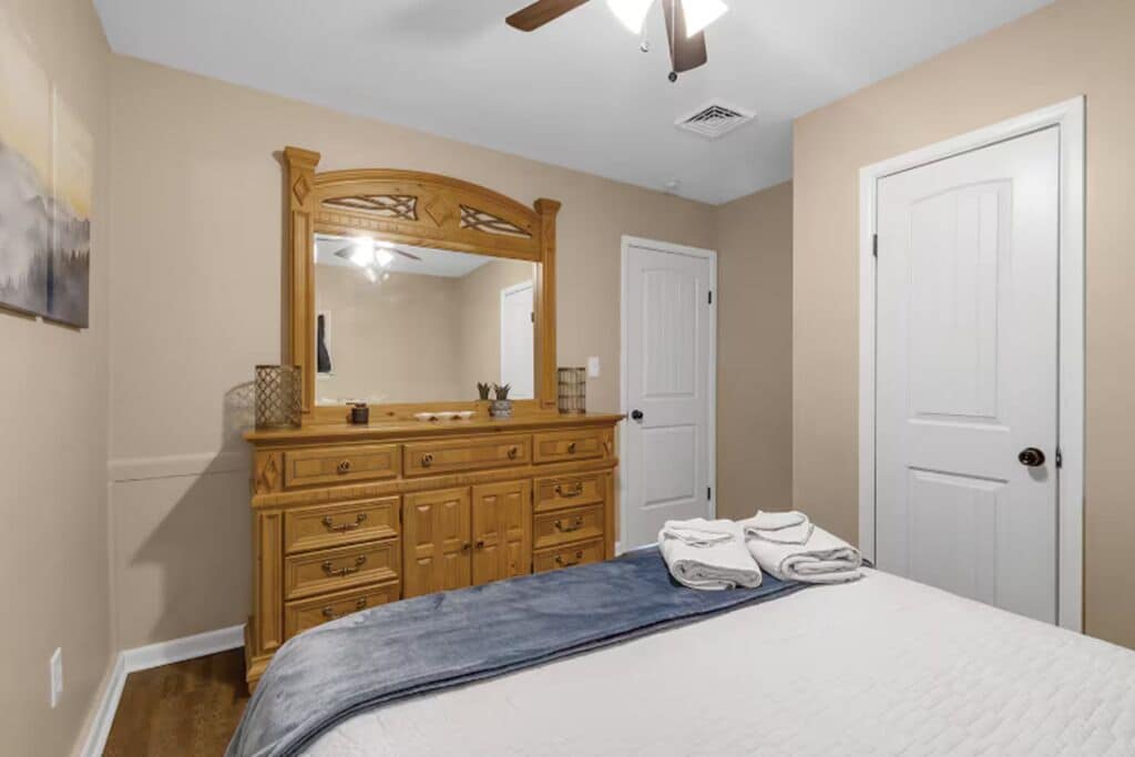 3 bedrooms, iron/ironing board, WiFi, bed sheets
