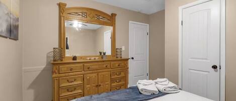 3 bedrooms, iron/ironing board, WiFi, bed sheets