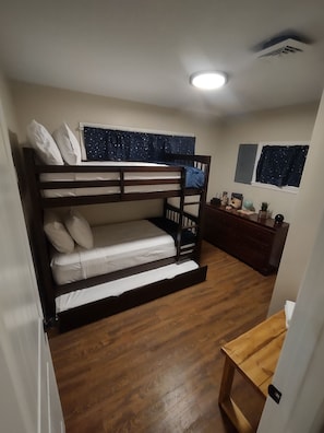 3 bedrooms, iron/ironing board, WiFi, bed sheets