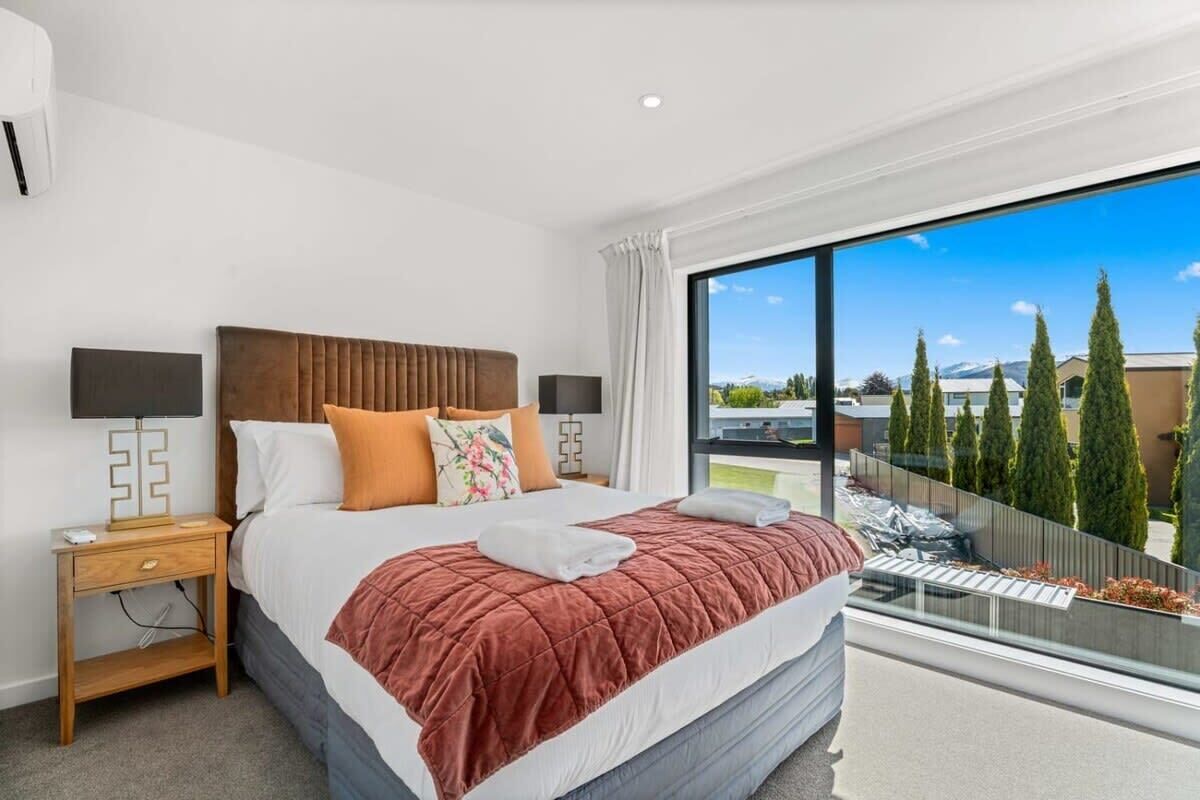 2 bedrooms, desk, iron/ironing board, WiFi