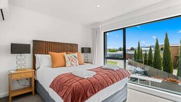 2 bedrooms, desk, iron/ironing board, WiFi