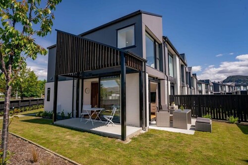 Stunning Mountain & River View Townhouse
