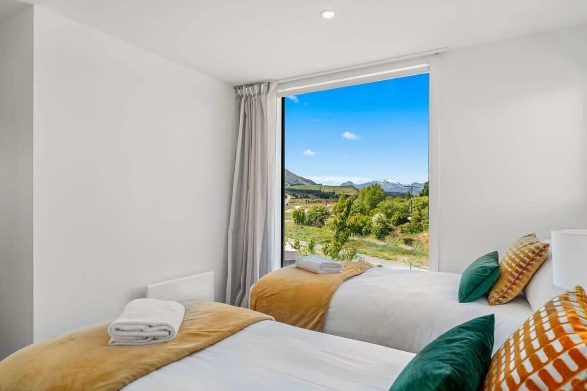 2 bedrooms, desk, iron/ironing board, WiFi