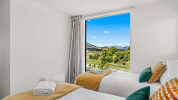 2 bedrooms, desk, iron/ironing board, WiFi