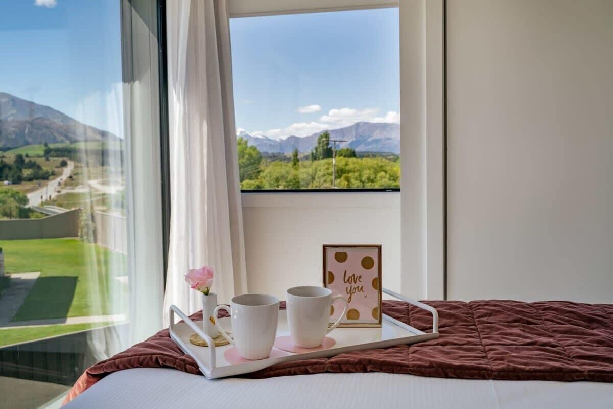 2 bedrooms, desk, iron/ironing board, WiFi