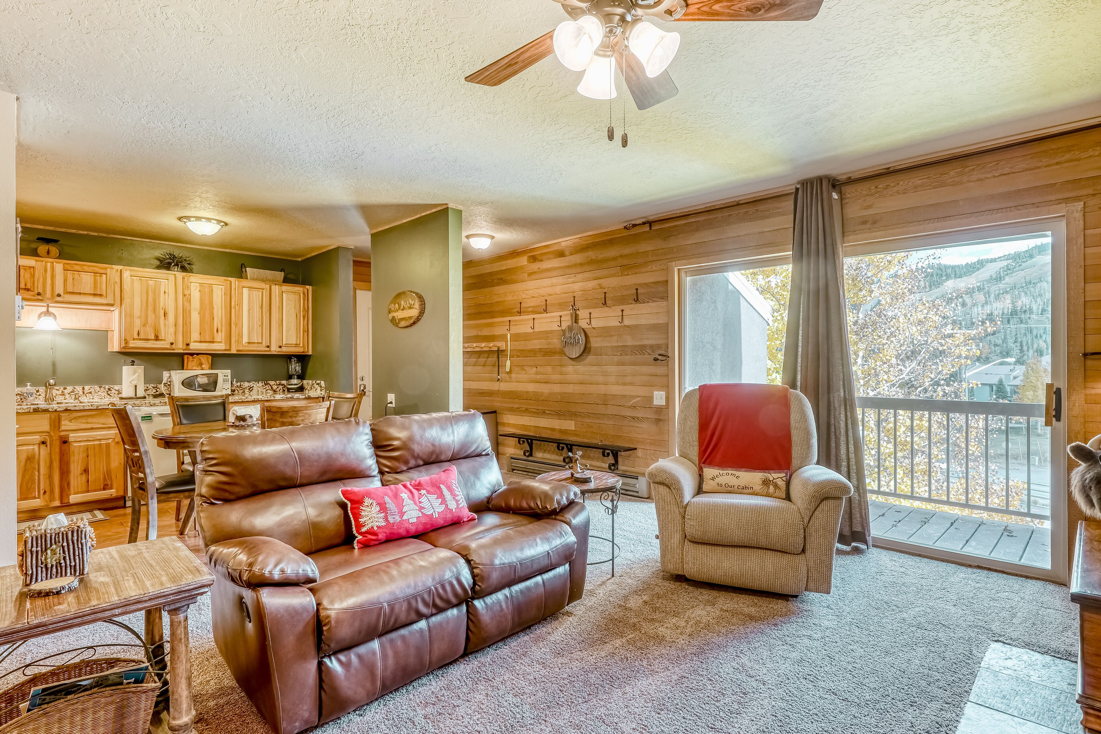 Charming condo w/ skiing, fireplace, hot tub, sauna, & washer/dryer