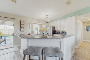 Kjøleskap, mikrobølgeovn, ovn og kokeplater