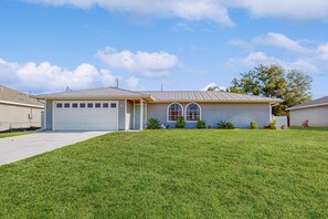 Exterior - Elegant, vibrant home pet friendly, private pool with spa , enclosed yard (Cape Coral)