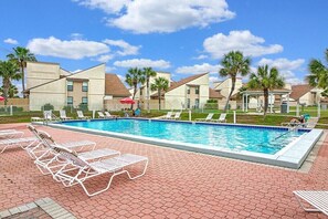 Alberca al aire libre y alberca climatizada