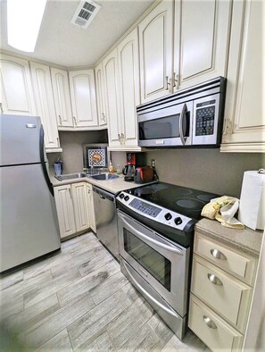 Frigorifero, microonde, forno, piano cottura