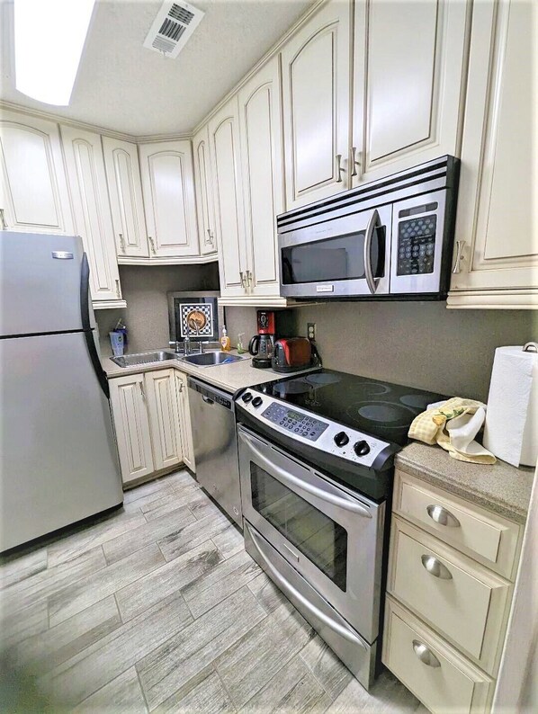 Refrigerador, microondas, horno y parrilla de estufa 