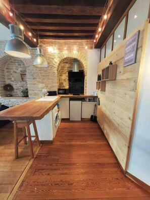 Réfrigérateur, micro-ondes, plaque de cuisson, lave-vaisselle