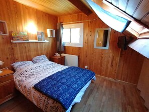 4 bedrooms, bed sheets - House with large plot and mountain views (Le Noyer)