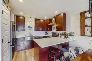 Réfrigérateur, micro-ondes, four, plaque de cuisson