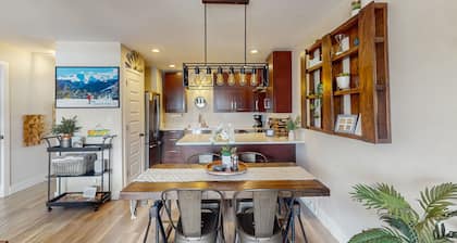 Mountain getaway with fireplace, fast WiFi, & high-country views