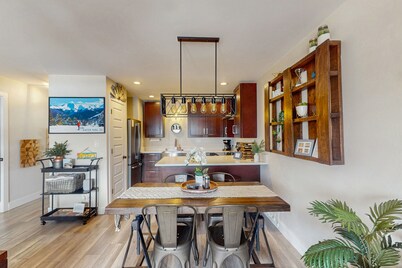 Mountain getaway with fireplace, fast WiFi, & high-country views