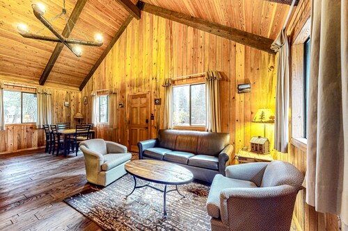 Sweet alpine cabin with mountain views & fireplace - walk to tram & Wallowa Lake