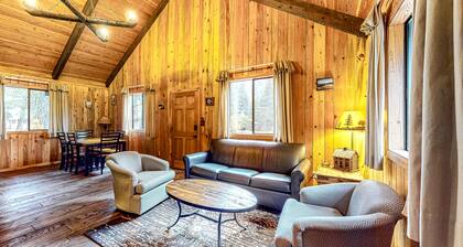 Sweet alpine cabin with mountain views & fireplace - walk to tram & Wallowa Lake
