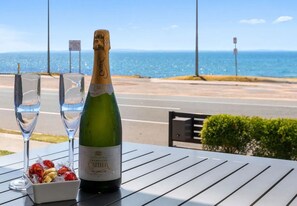 Bar (on property) - "Margate Magic Waterfront" - Margate Q 4019 (Margate)