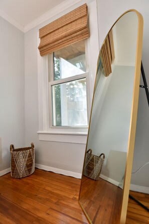 Interior - Walk Everywhere! Location Between Broadway and Racetrack (Saratoga Springs)