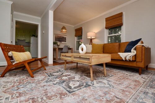 Walk Everywhere! Location Between Broadway and Racetrack