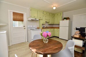 Fridge, microwave, oven, stovetop - Walk Everywhere! Location Between Broadway and Racetrack (Saratoga Springs)