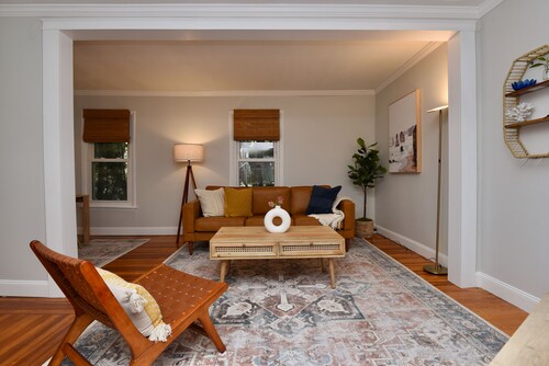 Walk Everywhere! Location Between Broadway and Racetrack