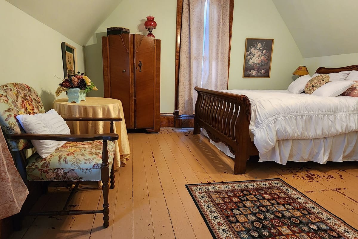 Quarto básico | Ferros/tábuas de passar roupa, Wi-Fi de cortesia, roupa de cama