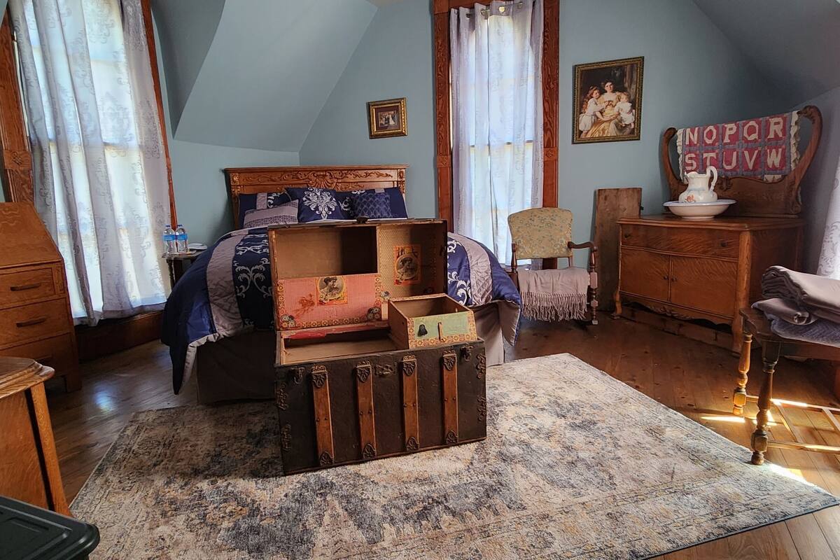 Quarto básico | Ferros/tábuas de passar roupa, Wi-Fi de cortesia, roupa de cama