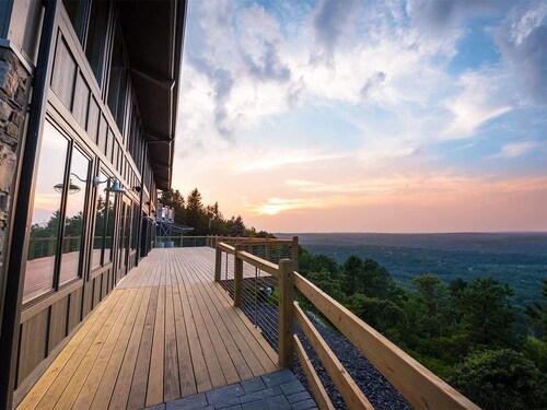 11 bedroom Lodge - Swim Spa/Hot Tub - Firepit - Game room - sleeps 26