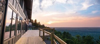 11 bedroom Lodge - Swim Spa/Hot Tub - Firepit - Game room - sleeps 26