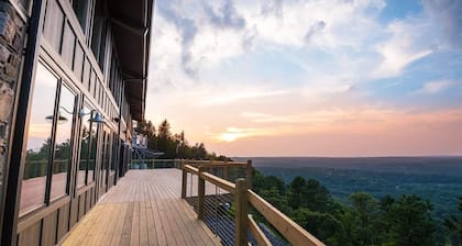 11 bedroom Lodge - Swim Spa/Hot Tub - Firepit - Game room - sleeps 26