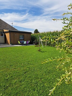 Property grounds - Gîte by night, 5 km from Mont Saint Michel. Le Petit Gîte du Mont (Beauvoir)