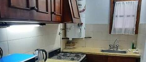 Micro-ondas, fogão, cafeteira/chaleira, chaleira elétrica