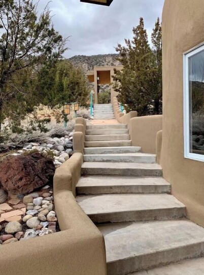 Serene Ojo Casita / mtn. views