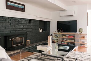 TV, peis, fotballspill og kontorer