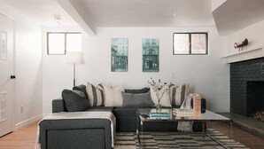 Una sala de estar moderna con un sofá modular, una mesa de centro y una chimenea.