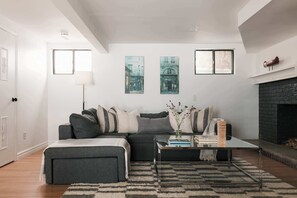 Téléviseur, foyer, table de baby-foot, bureau