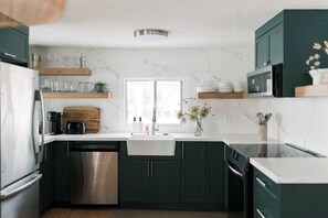 Réfrigérateur, four à micro-ondes, surface de cuisson, lave-vaisselle