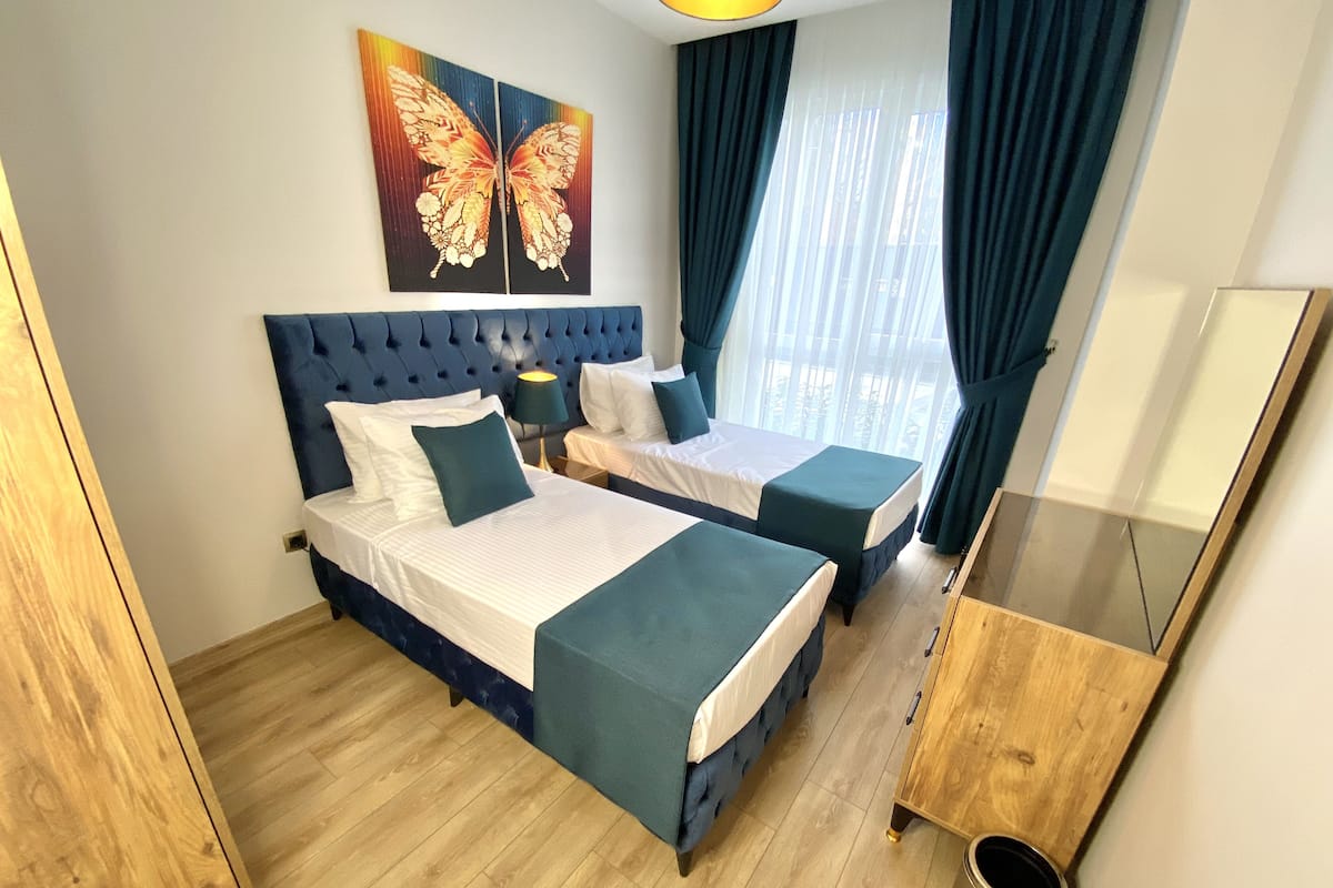 Deluxe Suite | 4 bedrooms, in-room safe, blackout drapes, soundproofing