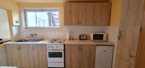 Kjøleskap, mikrobølgeovn, ovn og kokeplater