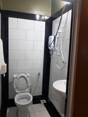 Dusche, Regendusche, kostenlose Toilettenartikel, Handtücher