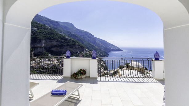 A balcony with a view of the sea and mountains, white walls, and a railing. - Villa Settemari (Positano)