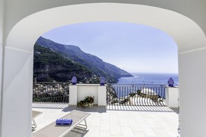 A balcony with a view of the sea and mountains, white walls, and a railing. - Villa Settemari (Positano)
