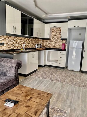 Familienapartment | Eigene Küche | Großer Kühlschrank, Kochgeschirr/Geschirr/Besteck, Reinigungsartikel