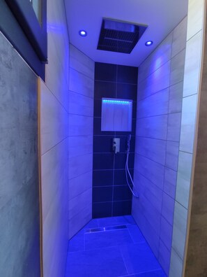Shower - Ecolodge le Cerf with private spa at Nature Cottage Vosges (Anould)