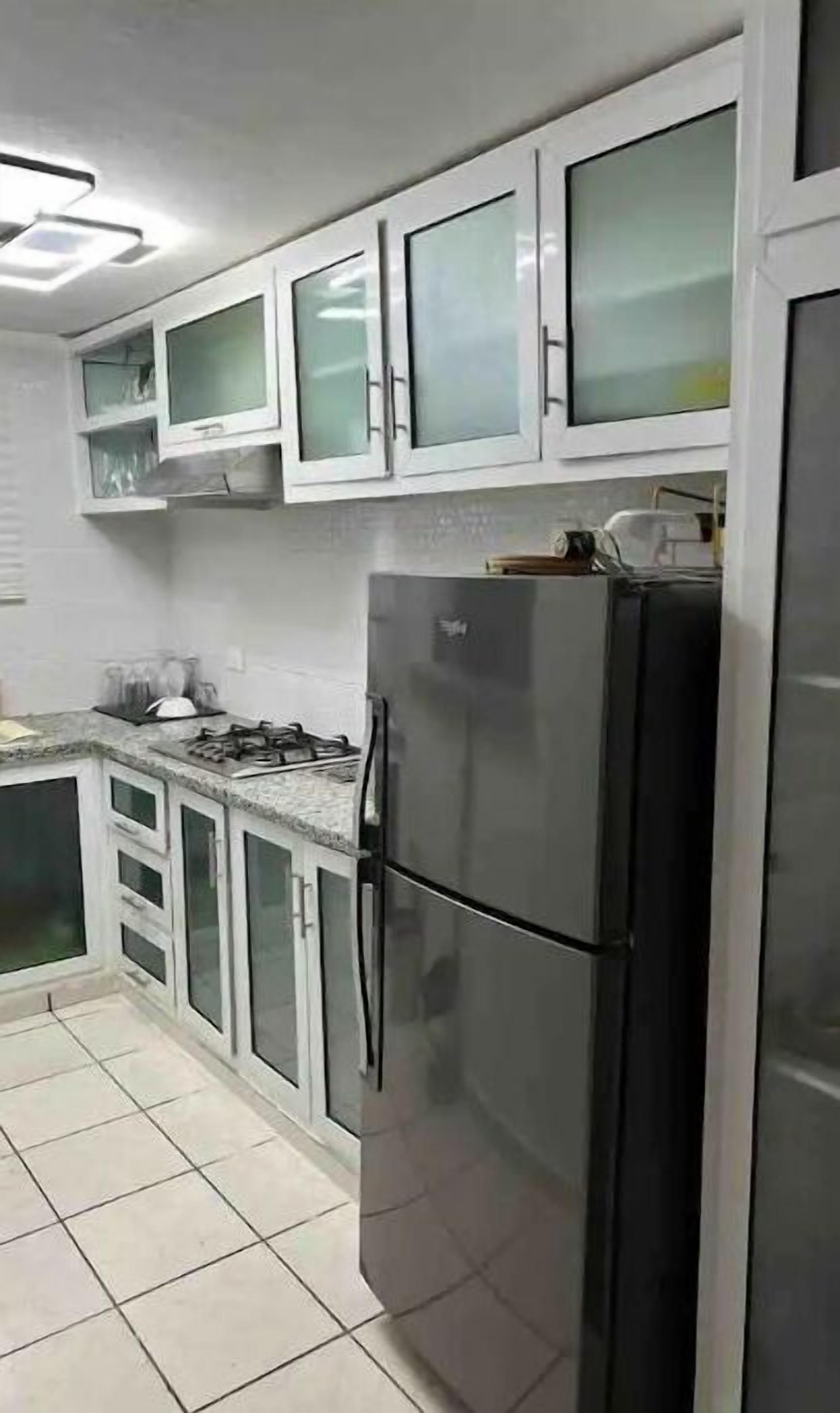 Microwave, cookware/dishes/utensils