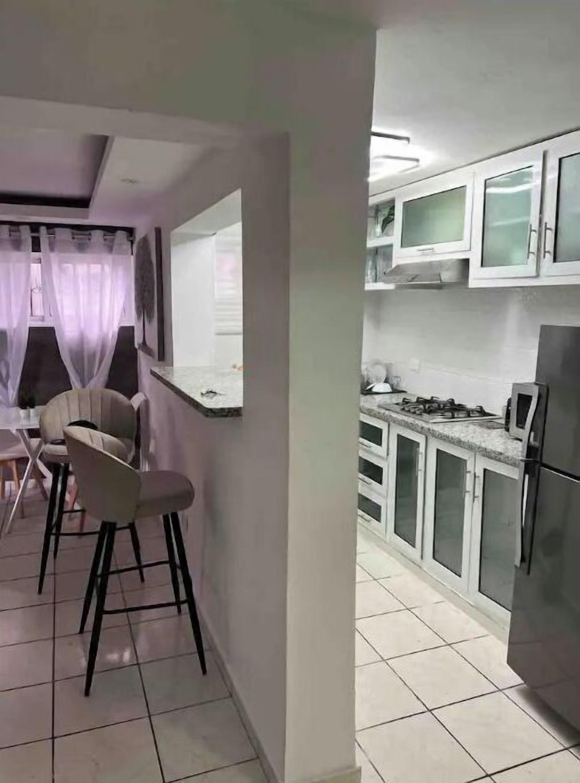 Microwave, cookware/dishes/utensils