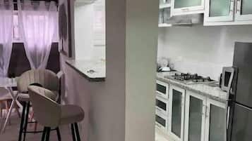 Microwave, cookware/dishes/utensils