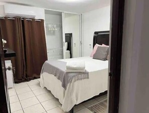 2 bedrooms, iron/ironing board, free WiFi, bed sheets
